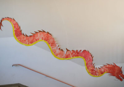 drache-aus-stempeln-im-treppenhaus